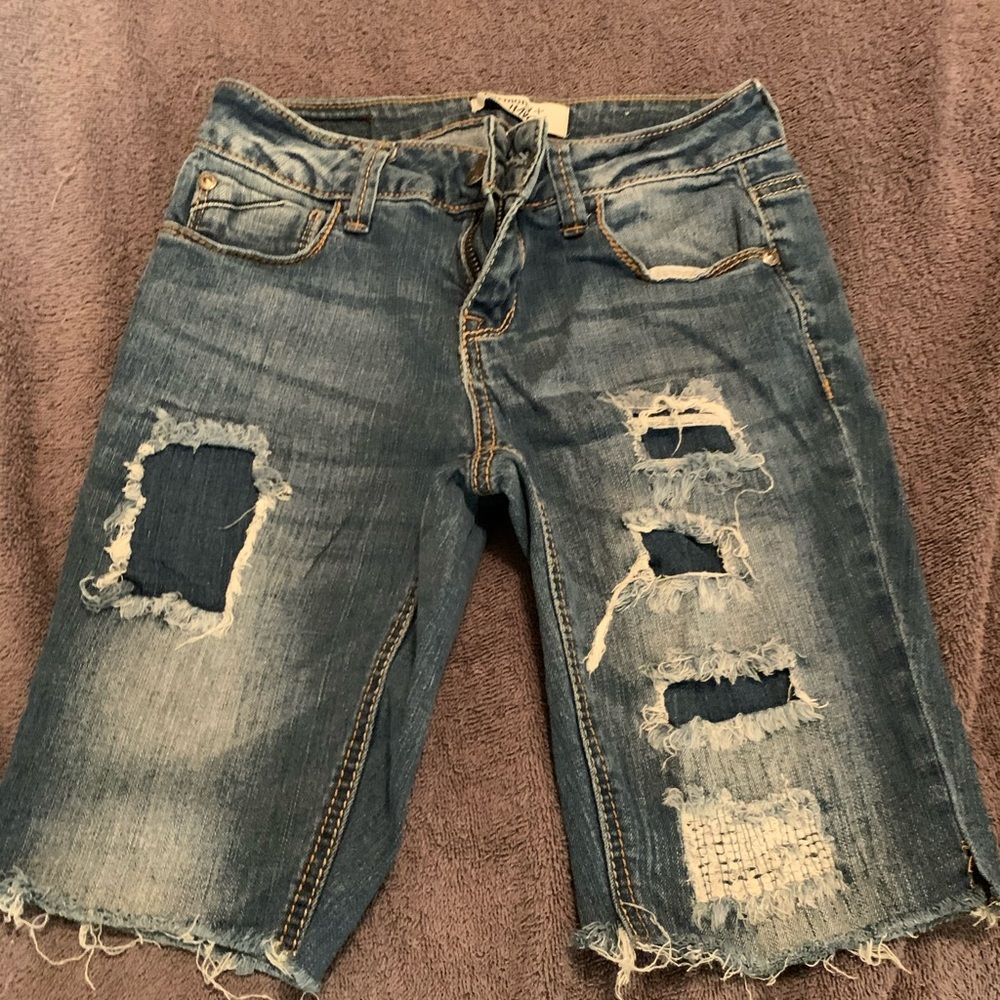 Bermuda distressed shorts